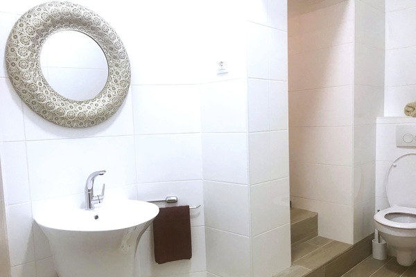 Standard Room | Bathroom | Shower, rainfall showerhead, free toiletries, hair dryer
