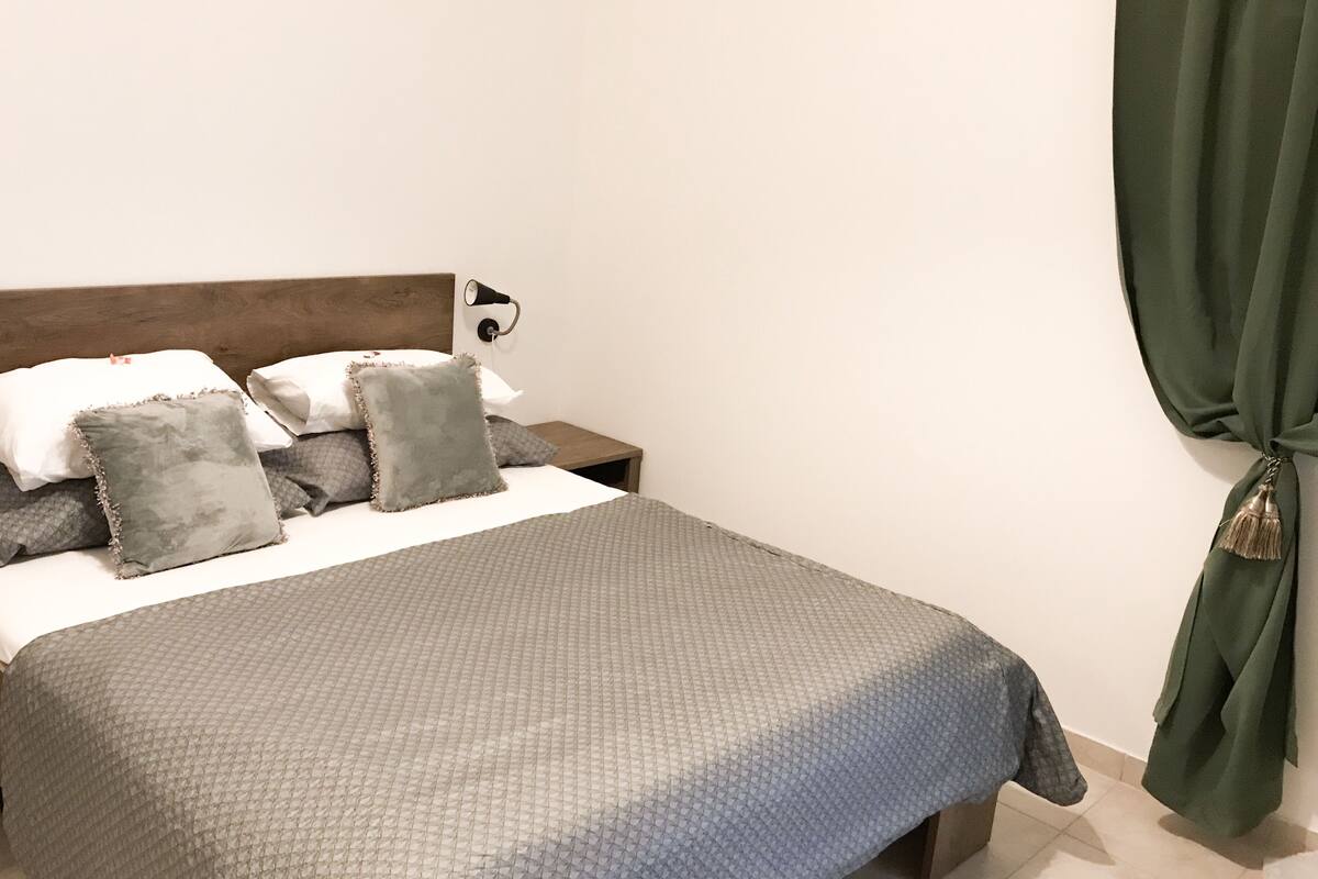 Classic Studio | Desk, soundproofing, iron/ironing board, free cots/infant beds