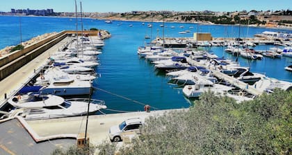 Magnificent south facing apartment, swimming pool, jacuzzi near sea and shops