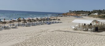 Magnificent south facing apartment, swimming pool, jacuzzi near sea and shops