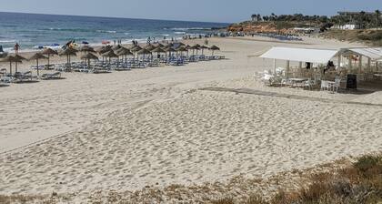 Upea huoneisto etelään, uima-allas, poreallas lähellä merta ja golfkentät