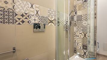 Villa, 2 Schlafzimmer | Dusche im Bad