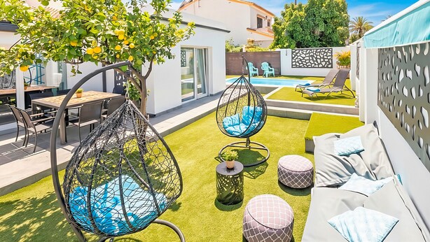 A modern outdoor patio with hanging chairs, a pool, and a dining area. - Cubo's Cozy & Modern Sol de Malaga / Private pool / Free Wifi (Málaga)