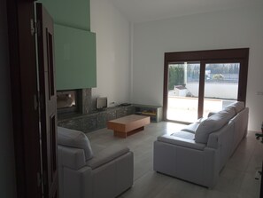 Een televisie en een open haard