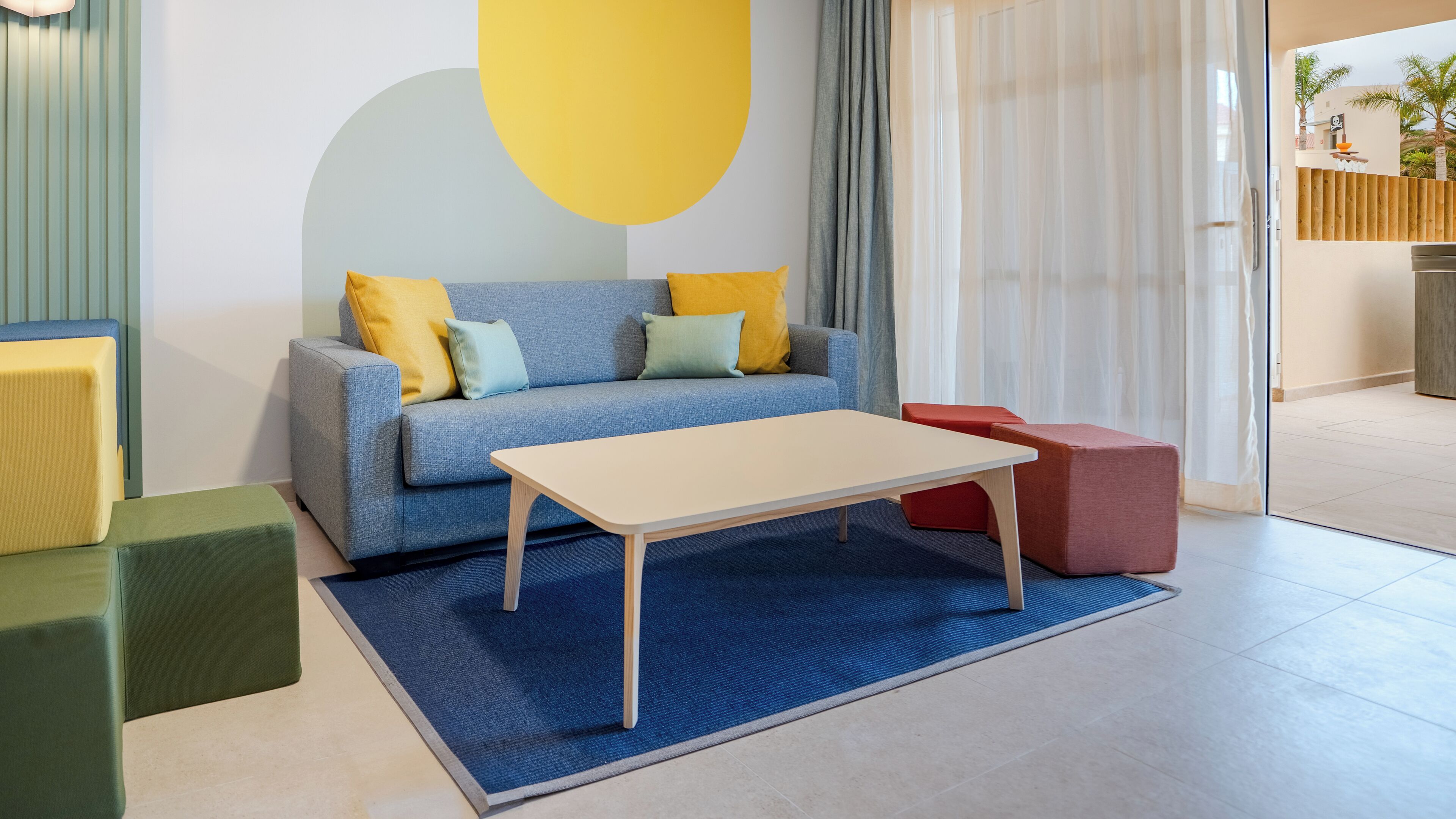 房內夾萬、書桌、免費 Wi-Fi、床單