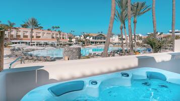 Familie studio suite, uitzicht op zwembad | Terras