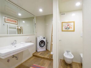 Studio | Bathroom