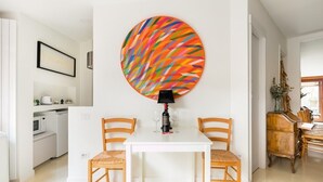 Studio | Cuisinette privée | Réfrigérateur, four à micro-ondes, surface de cuisson