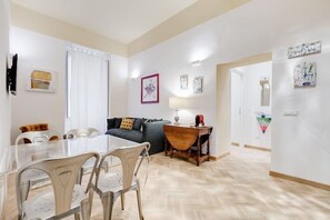 Apartment, 2 Schlafzimmer | Wohnbereich | Flachbildfernseher