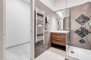 Appartement, 1 chambre | Salle de bain | Douche, douche à « effet pluie », articles de toilette gratuits