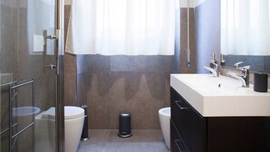 Appartement, 3 slaapkamers | Badkamer | Een douche, een regendouche, gratis toiletartikelen, een haardroger