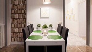 Appartement, 3 slaapkamers | Dineren in de kamer