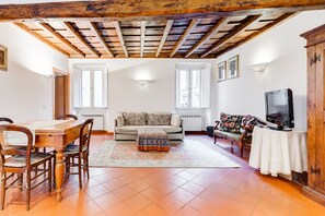 Appartement, 1 slaapkamer | Woonruimte | Flatscreentelevisie