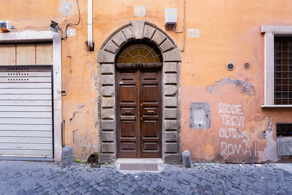 Property entrance - Wonderful Apartment near Trevi Fountain (Rome)