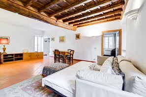 Living area - Wonderful Apartment near Trevi Fountain (Rome)