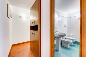 Bathroom - Wonderful Apartment near Trevi Fountain (Rome)