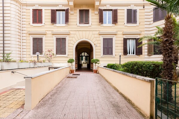 المنشأة من الخارج