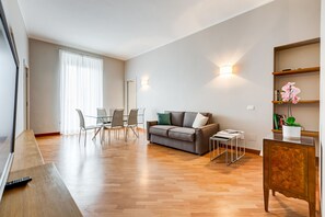 Appartement, 3 chambres | Salle de séjour | Téléviseur à écran plat