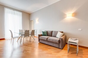 Appartement, 3 chambres | Salle de séjour | Télévision à écran plat