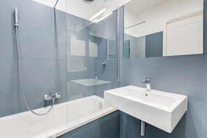 Appartement, 1 chambre | Salle de bain | Ensemble douche/baignoire, douche à « effet pluie », sèche-cheveux