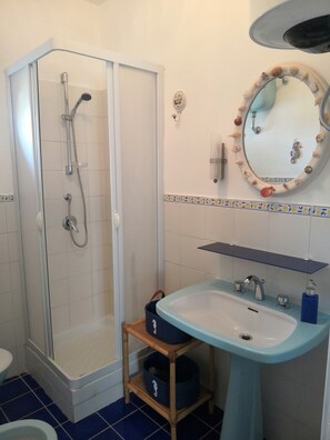 Sèche-cheveux, bidet, serviettes fournies
