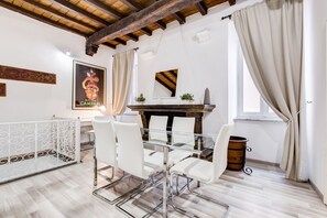 Apartment, 2 Schlafzimmer | Essbereich im Zimmer