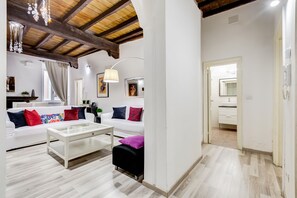 Apartment, 2 Schlafzimmer | Wohnzimmer | Flachbildfernseher