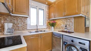 Jääkaappi, mikroaaltouuni, uuni, astianpesukone