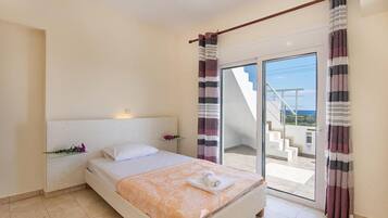 3 makuuhuonetta, silitysrauta/-lauta, ilmainen Wi-Fi, vuodevaatteet