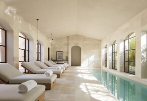 Un sauna, baño turco, masajes de tejido profundo, masajes prenatales