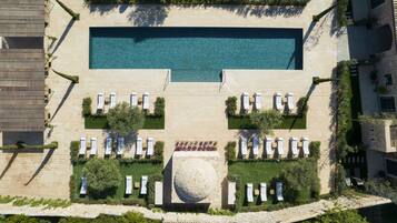 Piscina interna, piscina externa sazonal, espreguiçadeiras