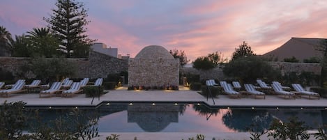 Indoor pool, seasonal outdoor pool, pool loungers