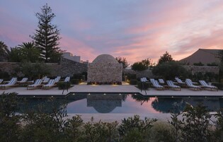 Una piscina techada, una piscina al aire libre de temporada