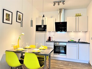 ثلاجة، ميكروويف، فرن، موقد طهي مسطح