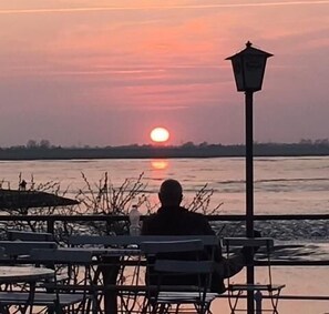 تناول الطعام بالخارج