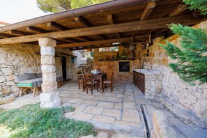 Outdoor dining - Villa Paiare with private pool on the Ionian sea (Torre Vado)