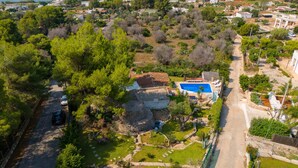 An aerial view of a residential area with a swimming pool, a road, and a view of the sea. - Villa Paiare with private pool on the Ionian sea (Torre Vado)