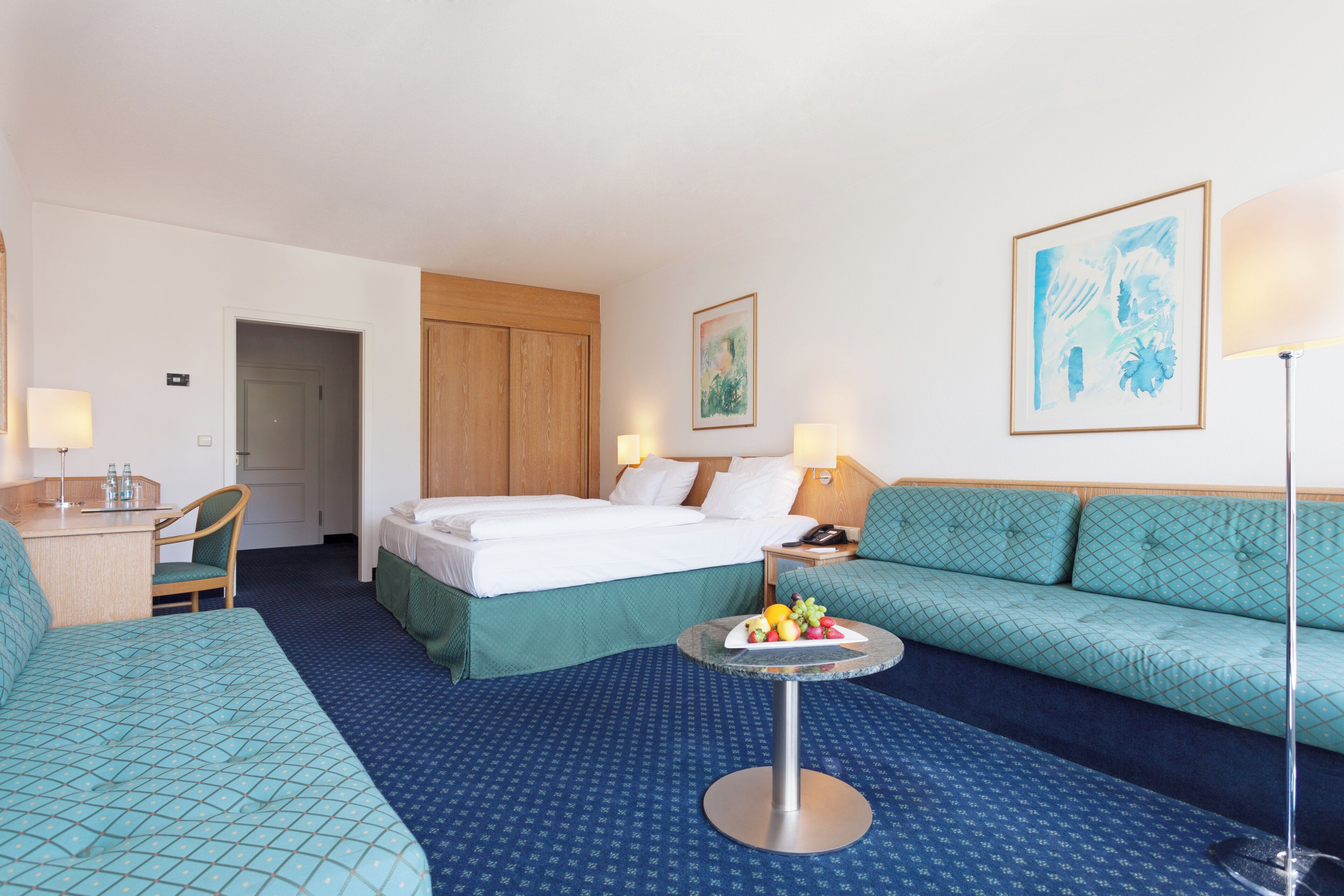 Economy-Zimmer | Allergikerbettwaren, Zimmersafe, Schreibtisch, Verdunkelungsvorhänge