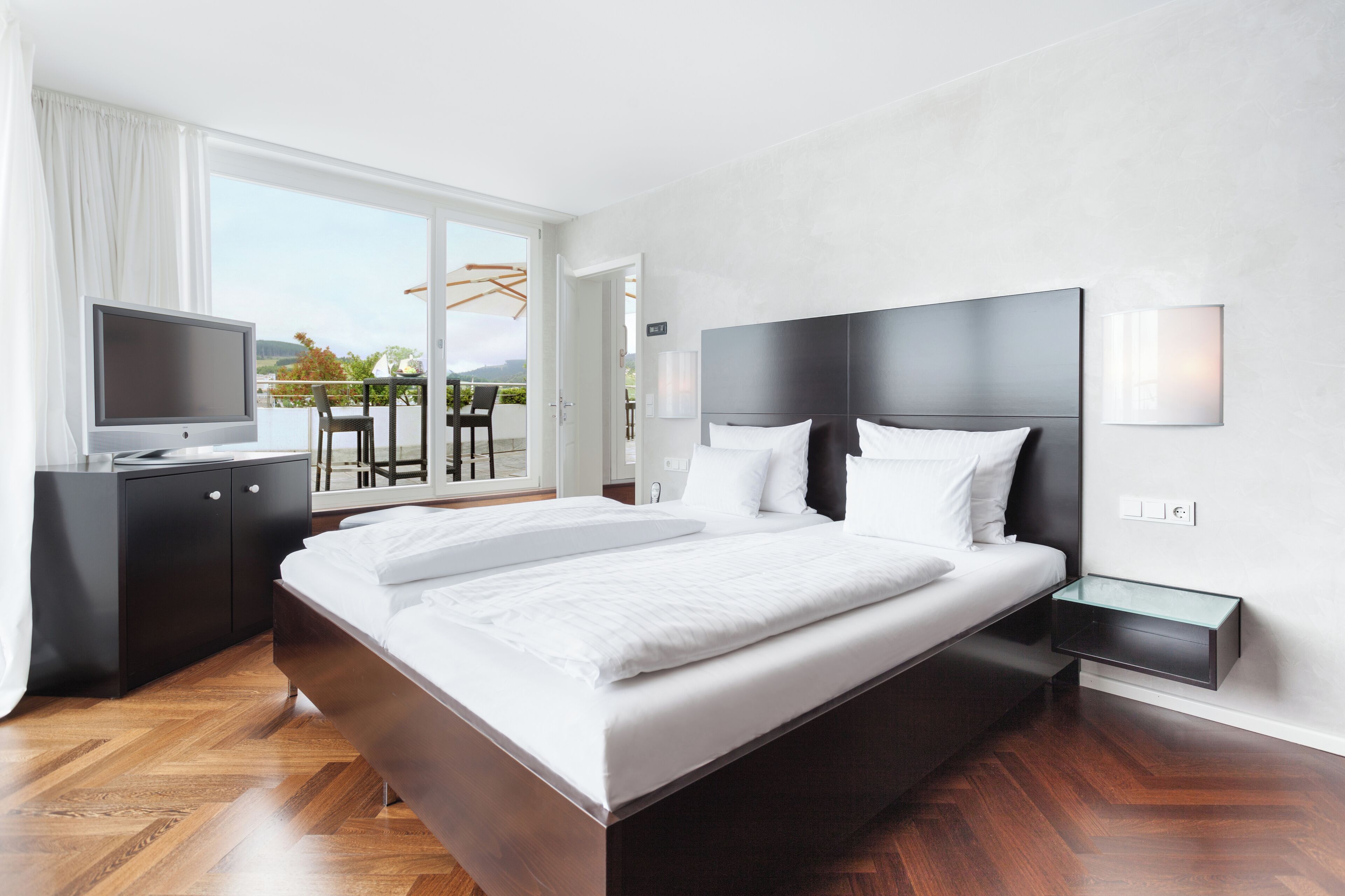 Studiosuite | Allergikerbettwaren, Zimmersafe, Schreibtisch, Verdunkelungsvorhänge