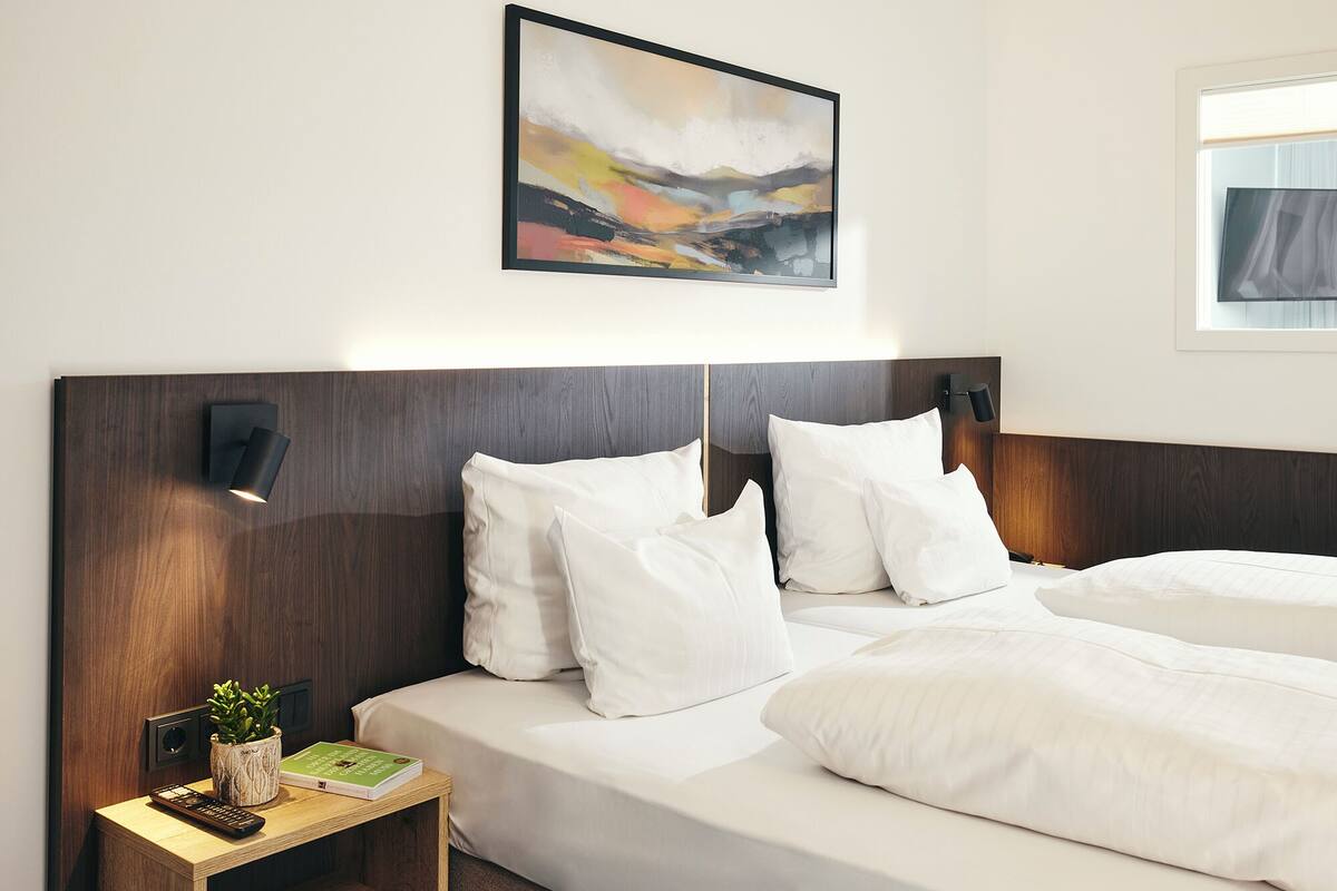 Privilege Room Plus | Seprai antialergi, brankas, meja kerja, dan tirai kedap cahaya