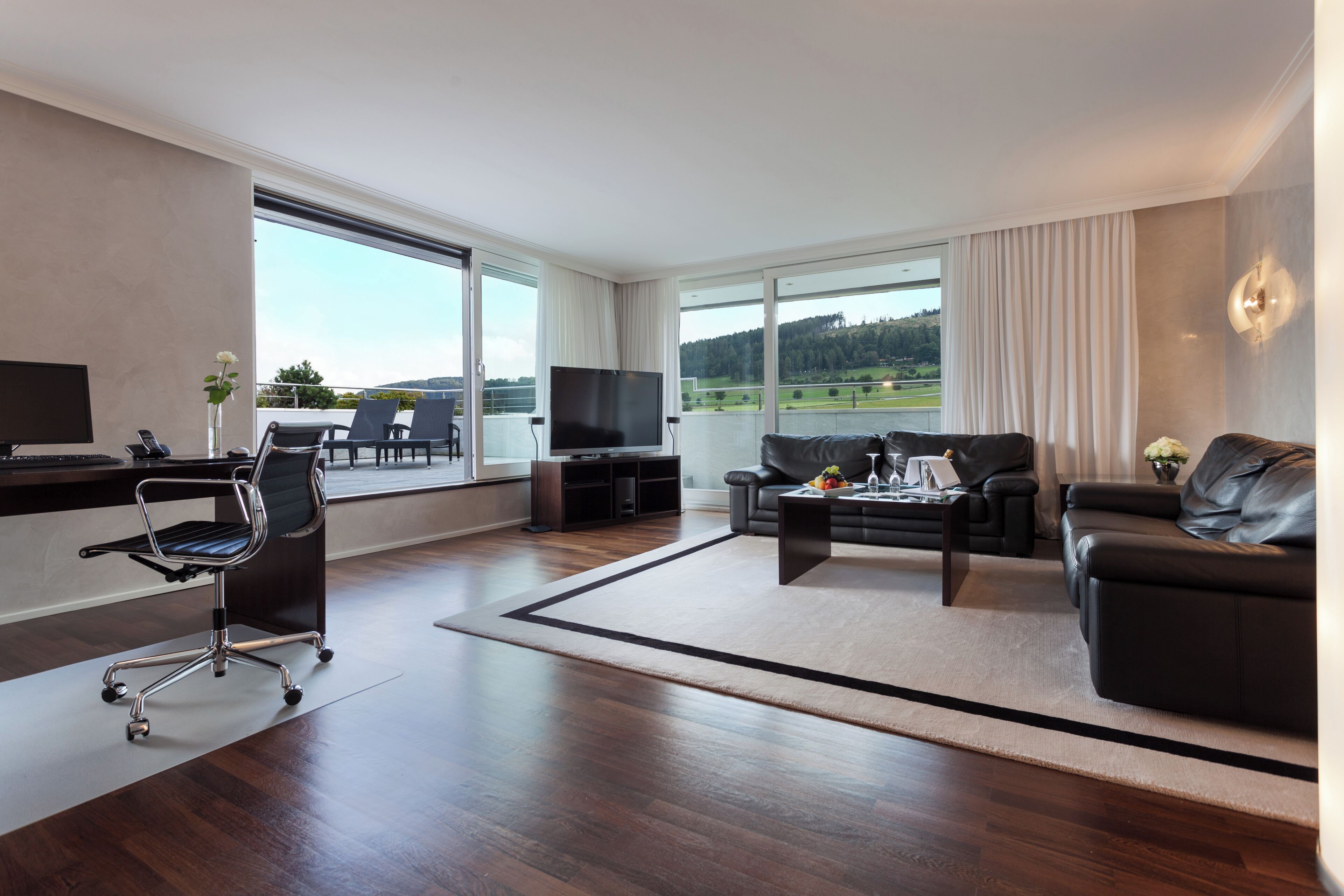 Presidential-Studiosuite | Allergikerbettwaren, Zimmersafe, Schreibtisch, Verdunkelungsvorhänge