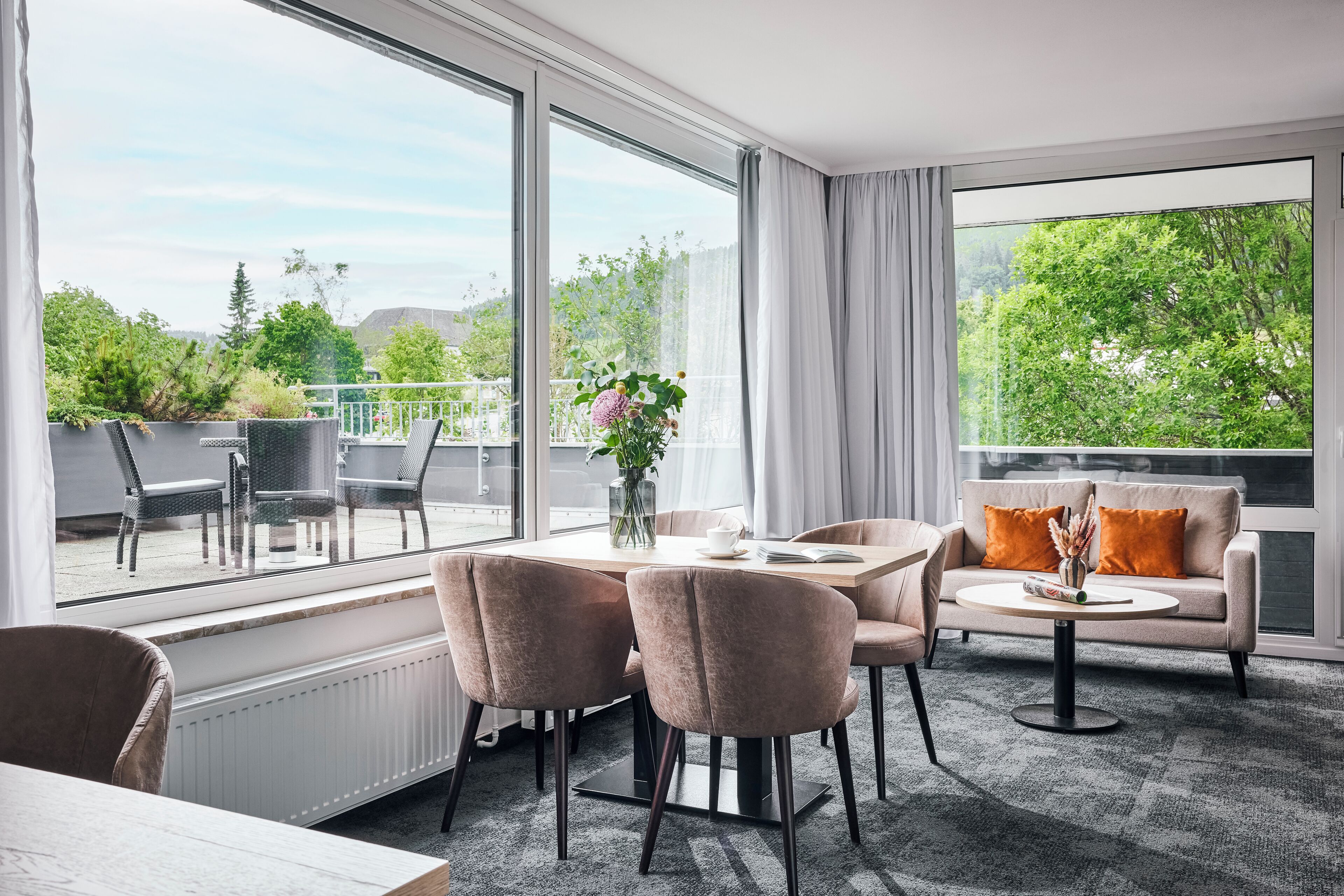 Premium-Zimmer | Allergikerbettwaren, Zimmersafe, Schreibtisch, Verdunkelungsvorhänge