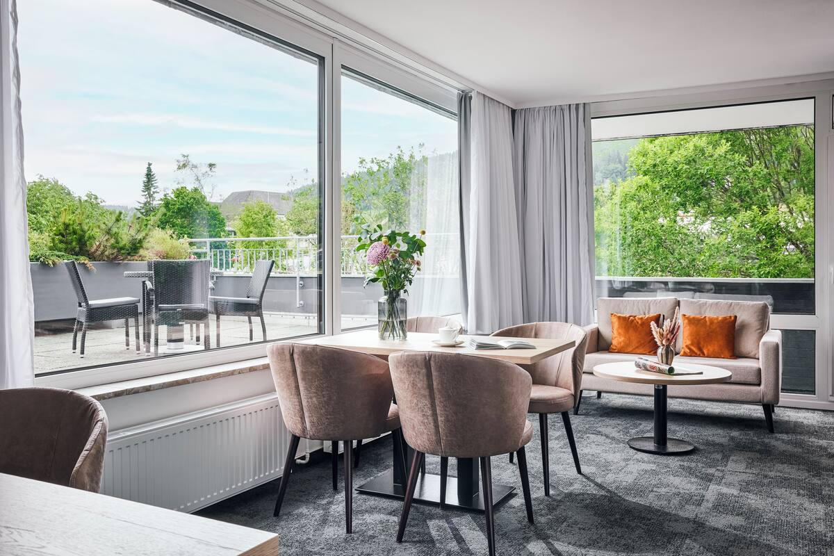 Kamar Premium | Seprai antialergi, brankas, meja kerja, dan tirai kedap cahaya