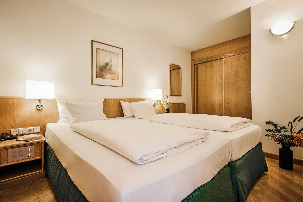 Privilege Room | Hypo-allergenic bedding, in-room safe, desk, blackout curtains