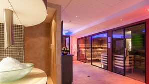 Eine moderne Hotelhalle mit einer Rezeption, einer Schale mit Eiswürfeln und einer Sitzecke mit Holzbänken.