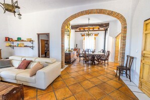 スマートテレビ、暖炉、書庫