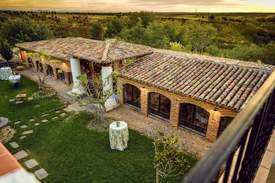 30 min from Puy de Fou. Swimming pool, bbcoa,A/C,free Wifi, garden, terrace with view