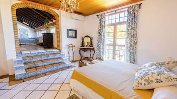 6 slaapkamers, een bureau, een strijkplank/strijkijzer, gratis wifi