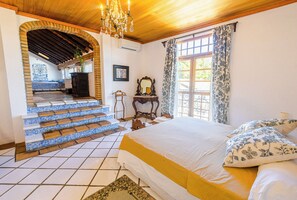 6 soverom, skrivebord, strykejern/-brett og wi-fi (inkludert)