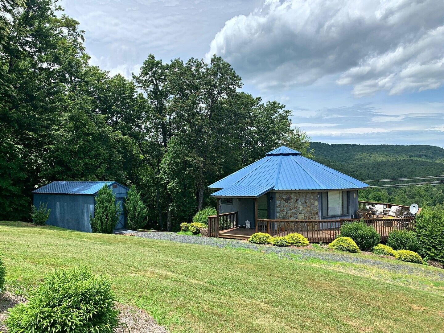 Long Range Views, Easy Access, WIFI, Pet Friendly, Gas Log Fireplace, Deck